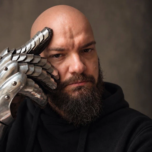 Mário Wittman, creator of Battle Animator, wearing a steel gauntlet